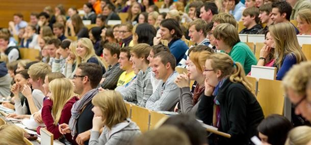 Studierende im Hörsaal 