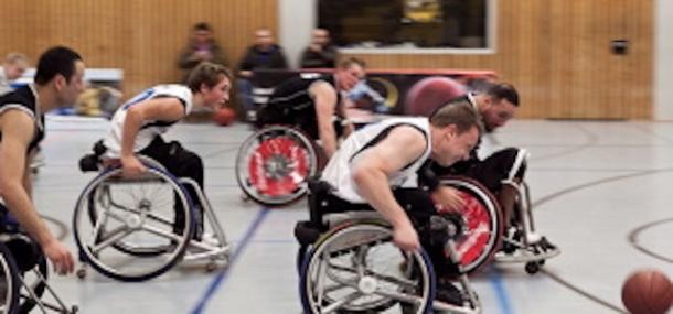 Rollstuhlfahrende spielen Basketball (Foto: SGK) Rollstuhlfahrende spielen Basketball