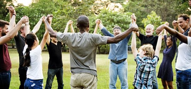 Menschen im Kreis halten sich an den Händen (Foto: Shutterstock_615941756_Rawpixel.com)