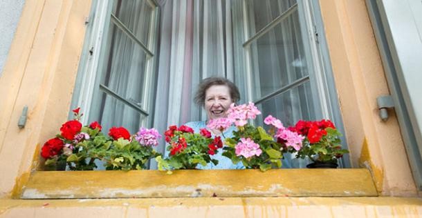 Seniorin am Fenster