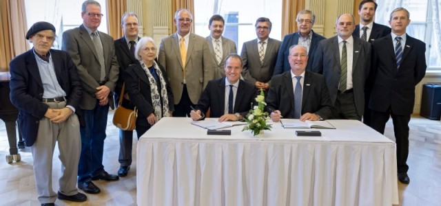 Heidelbergs Oberbürgermeister Dr. Eckart Würzner (l.) und Axel Kunze, Vorstand der Bundesanstalt für Immobilienaufgaben (BImA), haben am 22. Oktober 2013 eine Konversionsvereinbarung unterzeichnet. Darin regeln beide Partner, bei der Konversion der US-Flächen in Heidelberg eng zu kooperieren. (Foto: Rothe)