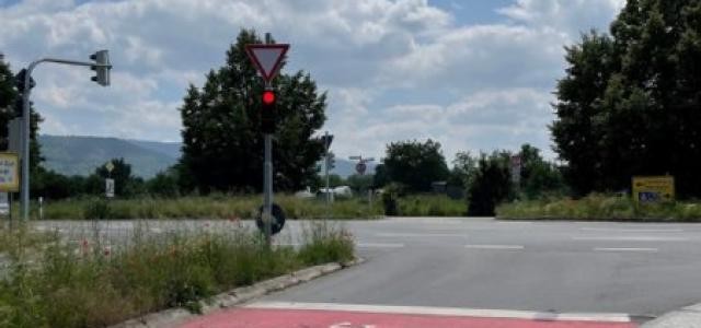 Straßenkreuzung mit Radquerung