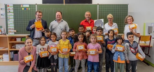 Eine Grundschulklasse mit Frühstücksboxen