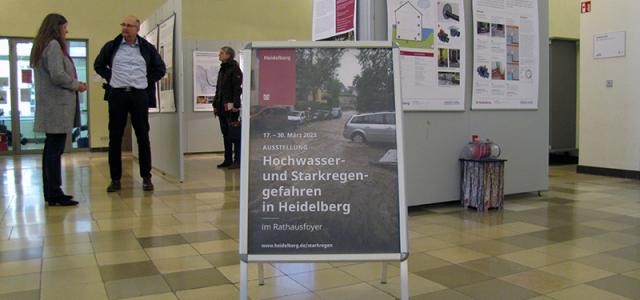 Eine Ausstellung in einem Foyer