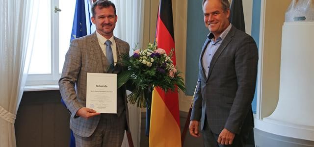 Der neue Klimabürgermeister Raoul Schmidt-Lamontain erhält seine Ernennungsurkunde bei seiner offiziellen Amtseinführung von Oberbürgermeister Prof. Dr. Eckart Würzner.