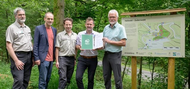 Männer vor einem Waldschild