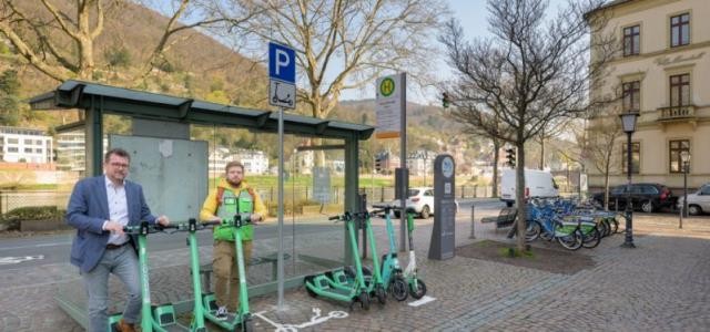 Raoul-Schmidt-Lamontain und ein Vertreter des Anbieter BOLT auf der neuen Arbeitsfläche an der Haltestelle Marstallstraße