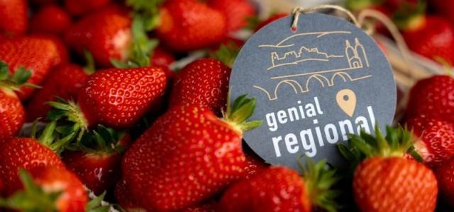 Ein Korb Erdbeeren mit dem Logo "genial regional"