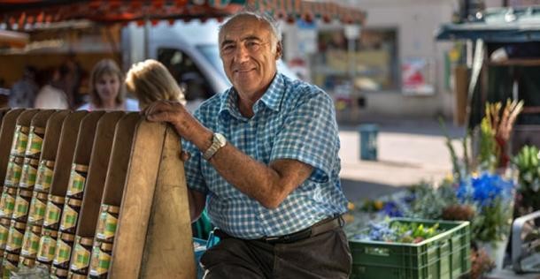 Ein Imker auf dem Markt in Handschuhsheim. (Foto: Diemer) Ein Imker auf dem Markt in Handschuhsheim. (Foto: Diemer)