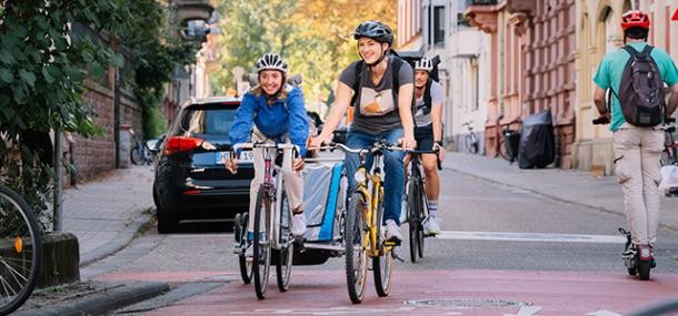 Radfahrende auf einer Fahrradstraße in Heidelberg