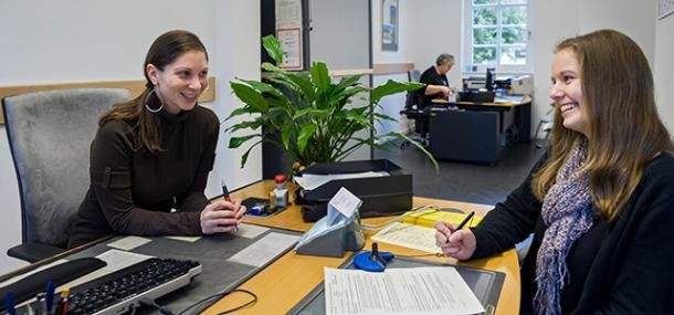Zuwanderung und Aufenthaltstitel. (Foto: Rothe) Beratungssituation im Bürgeramt