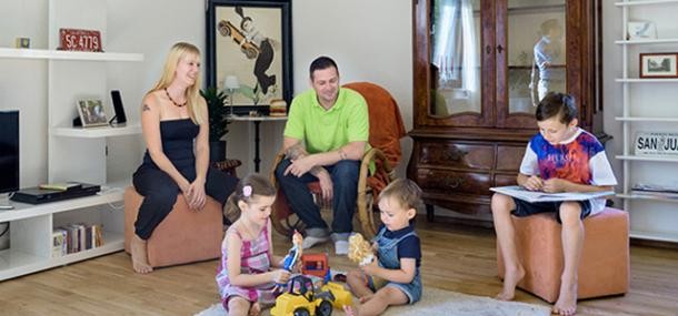 Familie sitzt im Wohnzimmer.