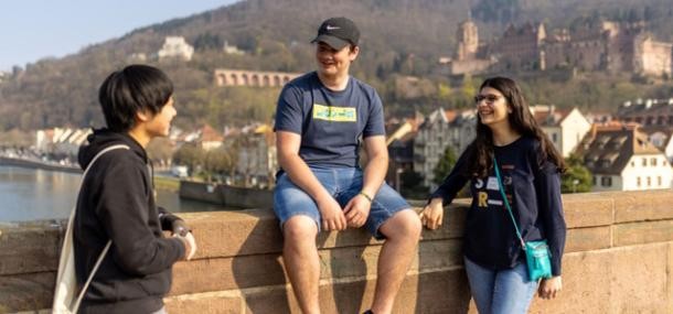 Kinder-und Jugendbeteiligung (Foto: Dittmar) Drei Jugendliche an der Brücke am Neckar mit dem Schloss im Hintergrund
