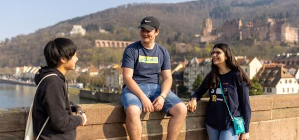 Kinder- und Jugendbeteiligung (Foto: Dittmer) 3 Jugendliche unterhalten sich auf der alten Brücke