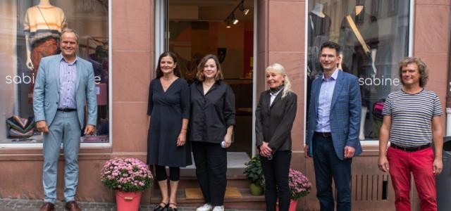 (von links): Oberbürgermeister Prof. Dr. Eckart Würzner, Sabine Barkhof und Sabine Pfützner vom Geschäft „sabinesabine“, Iris Schiller und Marc Massoth von der Wirtschaftsförderung und Vermieter Andreas Freundt.
