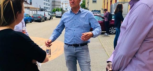Oberbürgermeister Prof. Dr. Eckart Würzner im Gespräch mit zwei Personen.