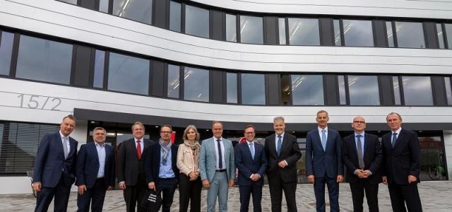 Geladene Gäste aus Politik, Wissenschaft und Wirtschaft nutzten die Gelegenheit, das BDC HD bei einer geführten Begehung kennenzulernen. (Foto: Technologiepark Heidelberg GmbH)