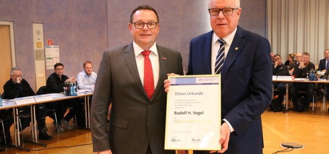 Kammerpräsident Klaus Hofmann (links) ehrt Rudolf H. Vogel (rechts) mit der Goldenen Ehrennadel der Handwerkskammer (Bild: Handwerkskammer).