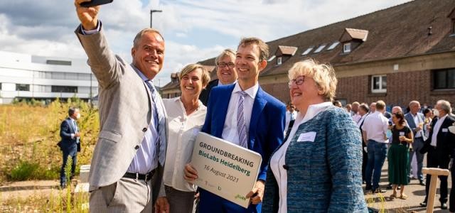 Prof. Dr. Eckart Würzner nimmt mit seinem Handy ein Selfie von sich und Dr. Julia Schaft, Andreas Kempff, Dr. Johannes Frühauf und Theresia Bauer auf.