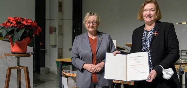 Ministerin Theresia Bauer übergibt das Bundesverdienstkreuz an Prof. Dr. Johanna Stachel. 