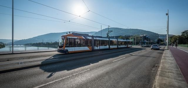 Straßenbahn, die über eine Brücke fährt.