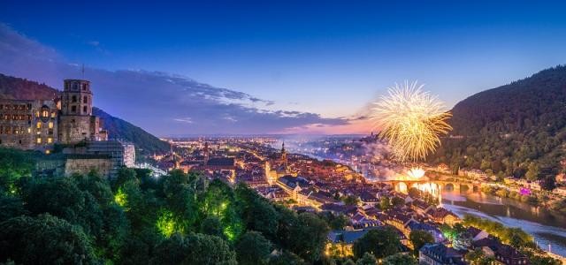 Bild von Feuerwerk über dem Neckar bei einer der vergangenen Schlossbeleuchtungen. (Bild: Tobias Schwerdt)