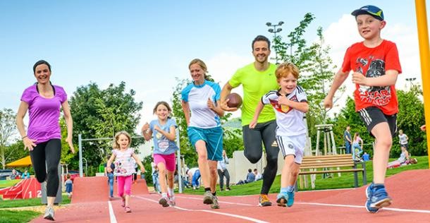 Familie macht gemeinsam Sport.