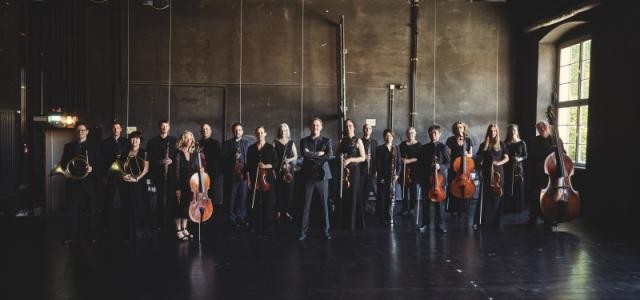 Die Musikerinnen und Musiker der Heidelberger Sinfoniker mit ihren Instrumenten.