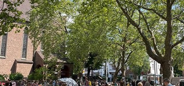 Man sieht Menschen auf dem Flohmarkt