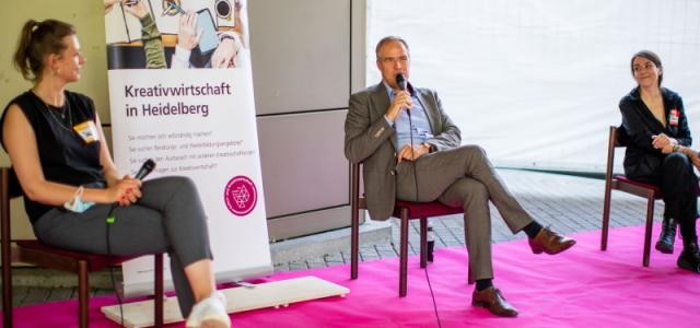 „Oberbürgermeister Prof. Dr. Eckart Würzner im Austausch mit Julia Piechotta (l., Spoontainable) und Stella Dreis (Illustratorin und Künstlerin).“