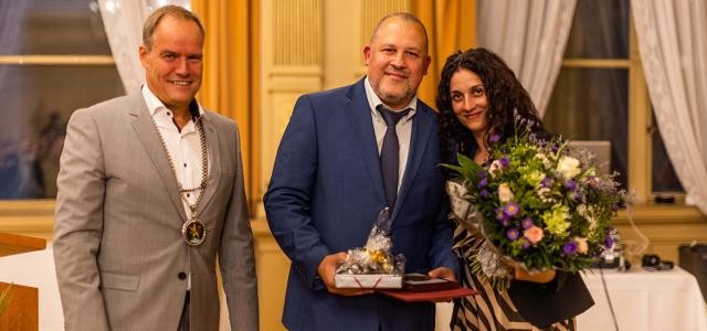 OB Würzner, Frederik Hahn alias TORCH und seine Lebensgefährtin Manuela Friio bei der Verleihung der Richard-Benz-Medaille im September 2021. 