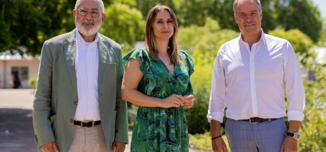 Gruppenbild von Jagoda Marinić mit Kulturdezernent Wolfgang Erichsonund Oberbürgermeister Prof. Dr. Eckart Würzner.