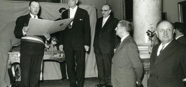 Montpelliers Oberbürgermeister Francois Delmas und Heidelbergs Oberbürgermeister Robert Weber bei der Unterzeichnung des Städtepartnerschaftsvertrages im Mai 1961 in Montpellier.