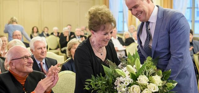 Oberbürgermeister Prof. Dr. Eckart Würzner dankt Ute Richte beim 70. Jubiläum des Zimmertheaters (Foto: Rothe)