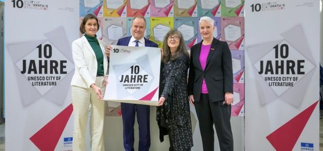 Kulturbürgermeisterin Martina Pfister, Oberbürgermeister Eckart Würzner, Marie-Luise Hiesinger und Kulturamtsleiterin Dr. Andrea Edel im Rathaus bei der Vorstellung von „10 Jahre City of Literature“