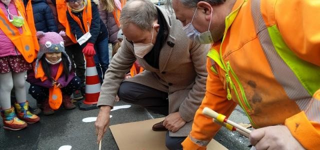 Unter den wachsamen Augen der Kinder malte Oberbürgermeister Prof. Dr. Eckart Würzner den ersten Fußabdruck auf der Straße gelb aus (Foto: Stadt Heidelberg)