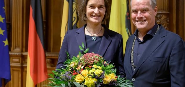 Martina Pfister mit Blumenstrauß und Oberbürgermeister Eckart Würzner.