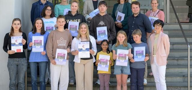 Gruppenfoto mit den Gewinnerinnen und Gewinnern