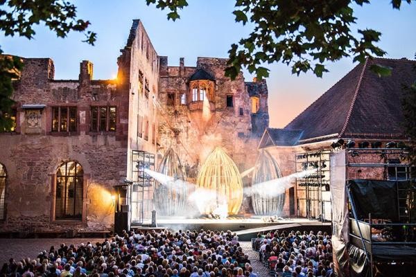 Die Heidelberger Schlossfestspiele bieten eine Fülle an Open-Air-Veranstaltungen. (Foto: Reichardt) Blick in den Schlosshof des Heidelberger Schlosses bei den Schlossfestspielen