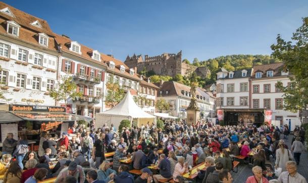 Stadtteilfeste 2023 (Foto: Tobias Schwerdt) Heidelberger Herbst auf dem Kornmarkt mit Schloss im Hintergrund