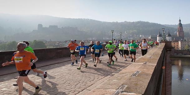 Sportereignis SAS-Halbmarathon (Foto: Buck) Läuferinnen und Läufer auf der Alten Brücke Heidelberg