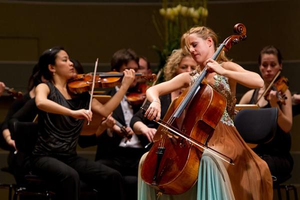 Cellistin Sol Gabetta beim Heidelberger Frühling (Foto: Sven Hoppe) Cellistin Sol Gabetta beim Heidelberger Frühling