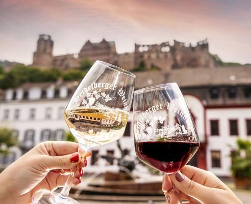 Rot- und Weißweinglas vor dem Heidelberger Schloss
