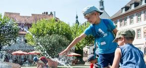  Zwei Kinder spielen am Altstadt-Brunnen