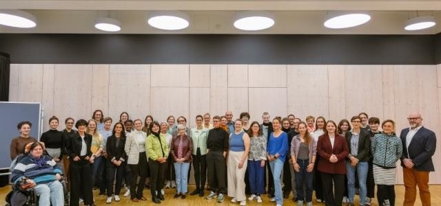 Gruppenfoto der Vertreterinnen und Vertreter aus Politik und Vereinen bei der Auftaktveranstaltung.