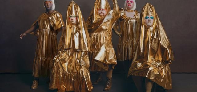 Foto von einem Drag-Kollektiv in goldenen Kostümen