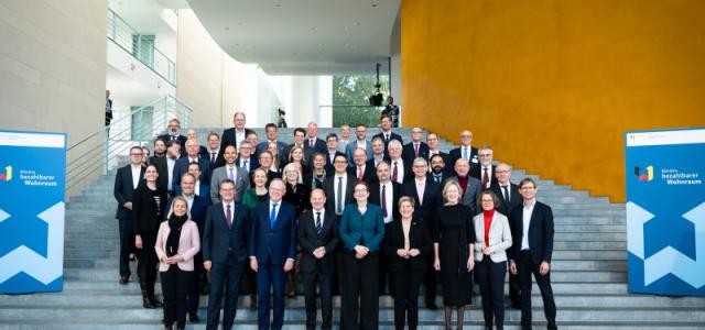 Gruppenfoto mit dem Bundeskanzler auf einer Treppe.