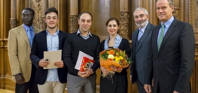 Gruppenbild mit OB, Bürgermeister (1.u.2. v.r.) und dem AMR-Vorsitzenden (1.v.l.): Reza Abbasalizadeh (3.v.l.) und Zahra Jawaheri Eraghi und ihr Sohn Mohammed Reza Abbasalizadeh (2.v.l.) (Foto: Rothe)