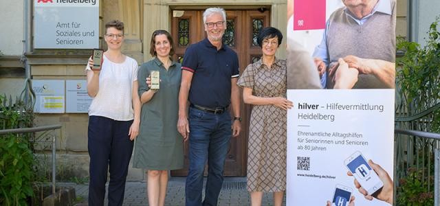 Gruppenfoto: von rechts: Sozialbürgermeisterin Stefanie Jansen, Geschäftsführer Thomas Walter sowie die Projektkoordinatorinnen Sandra Dokter und Katharina Knappe vom Amt für Soziales und Senioren.