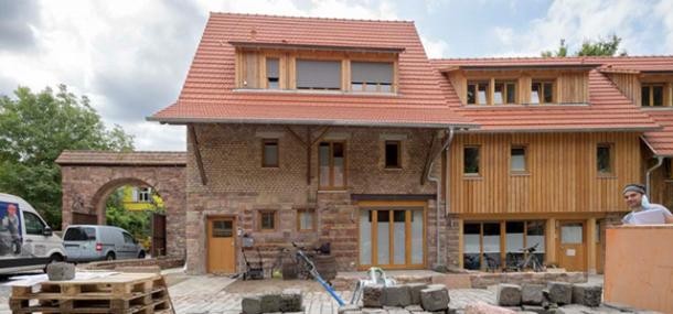 mehr Infos zu Bauen und Denkmalschutz (Foto: Rothe) Sandstein- Holzhaus-Ensemble